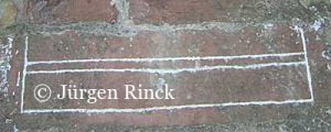 Hornbacher Elle eingemeißelt in die Klostermauer. Weiße linien in rotem Sandstein.